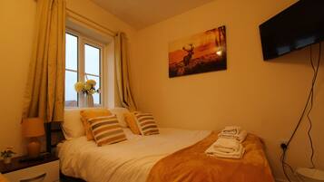 Triple Room, Patio | Iron/ironing board, bed sheets