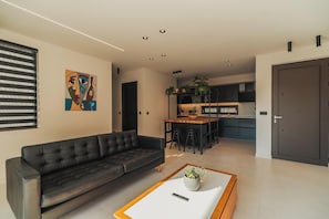 Deluxe villa, uitzicht op zwembad | Woonruimte | Een 75-inch smart-tv met satellietzenders