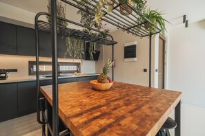 Villa Deluxe, vue piscine | Restauration dans la chambre