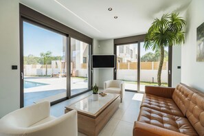 Exclusive Villa, Pool View | Living area | 75-inch Smart TV with satellite channels - Nos Aqua Villas (Chania)