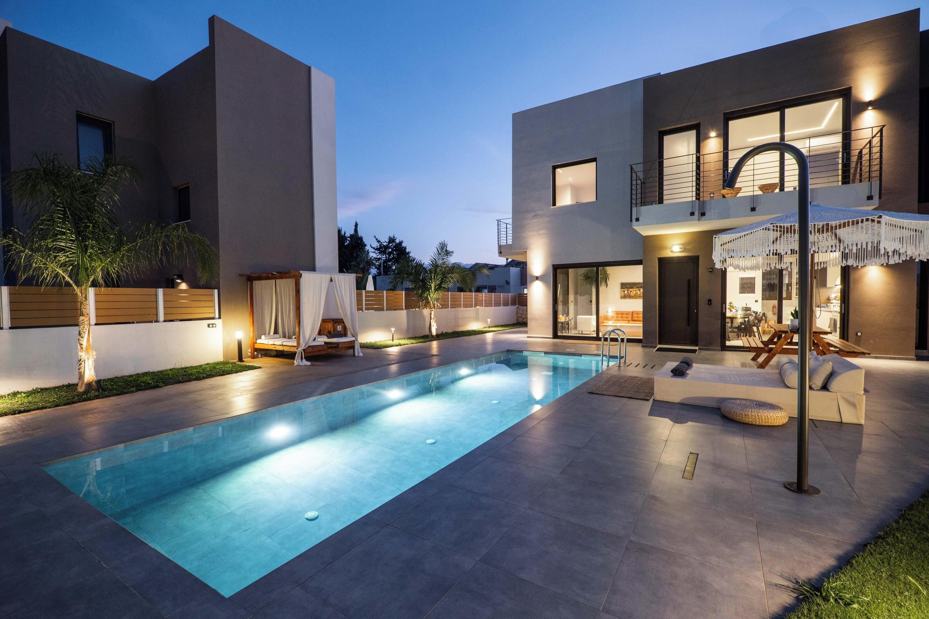 屋外プール、プール パラソル、サンラウンジャー