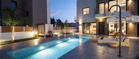 Outdoor pool, pool umbrellas, sun loungers