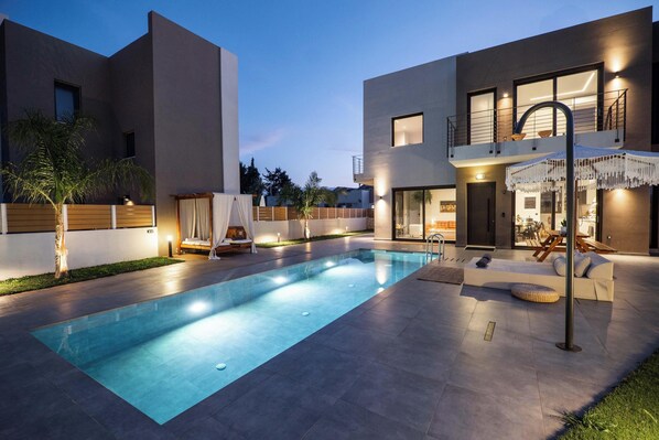 Piscine extérieure, parasols de plage, chaises longues