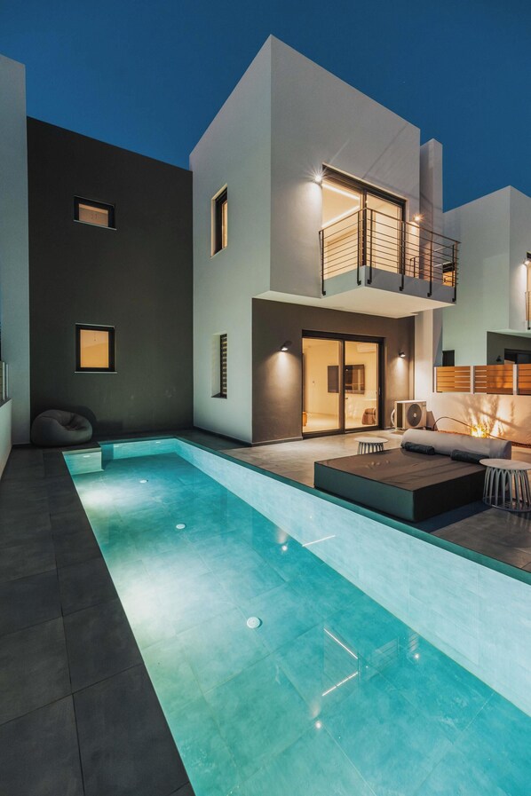 Piscine extérieure, parasols de plage, chaises longues