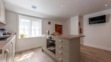 Kühlschrank, Mikrowelle, Ofen, Geschirrspüler