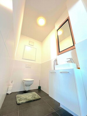 Dusj, hårføner og håndklær