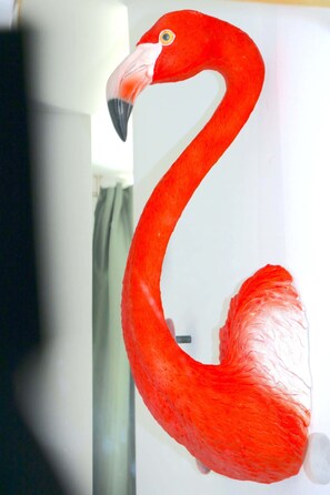Una escultura de flamenco rojo.
