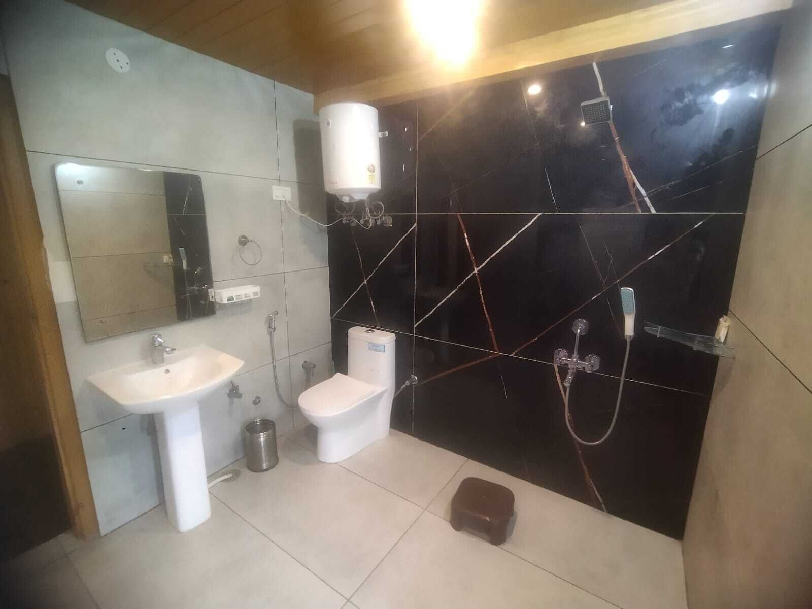 Luxury Studio Suite | Bathroom