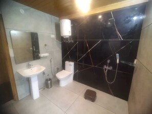Suite studio luxueuse | Salle de bain | Douche, pantoufles, serviettes fournies, savon