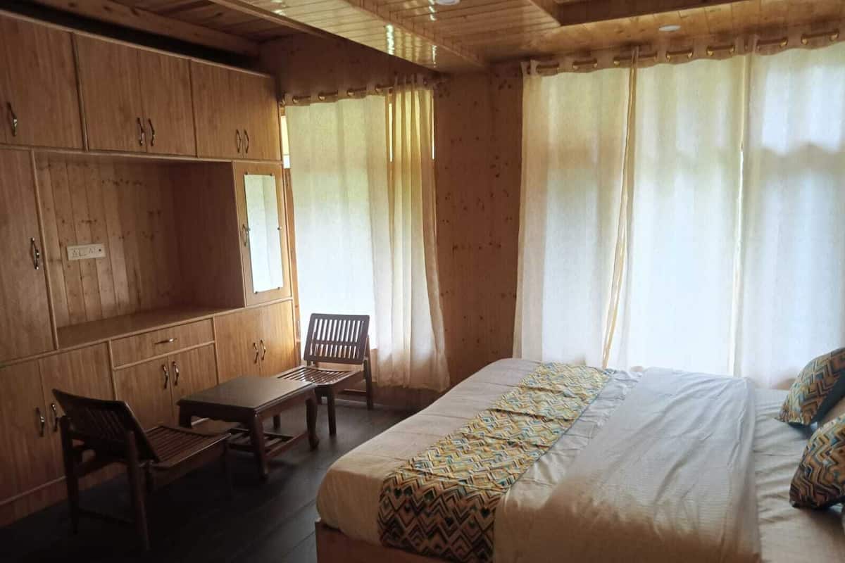 Une pièce en bois avec un lit, un bureau et une chaise.