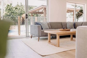 TV, stereo - 'Wrigley House' - Pool, Jacuzzi, Dog Friendly (Maroochydore)