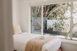 4 bedrooms, iron/ironing board, WiFi, bed sheets - 'Wrigley House' - Pool, Jacuzzi, Dog Friendly (Maroochydore)