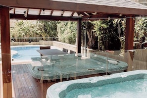 Outdoor dining - 'Wrigley House' - Pool, Jacuzzi, Dog Friendly (Maroochydore)