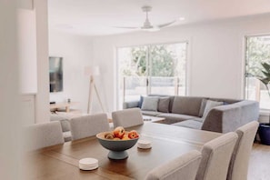 TV, stereo - 'Wrigley House' - Pool, Jacuzzi, Dog Friendly (Maroochydore)