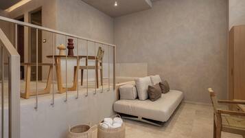 Camera Luxury, idromassaggio | Area soggiorno | Smart TV 43 pollici con canali via cavo