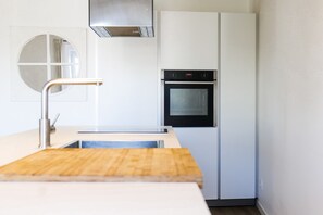 Kühlschrank, Ofen, Geschirrspüler, Wasserkocher mit Kaffee-/Teezubehör