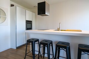 Fridge, oven, stovetop, dishwasher