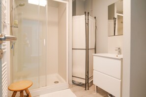 Dusj, hårføner og håndklær