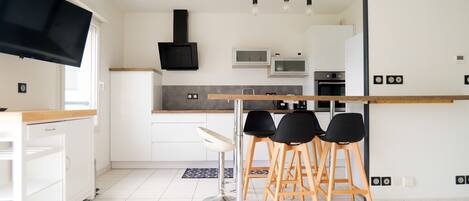 Frigorífico, microondas, horno y lavavajillas