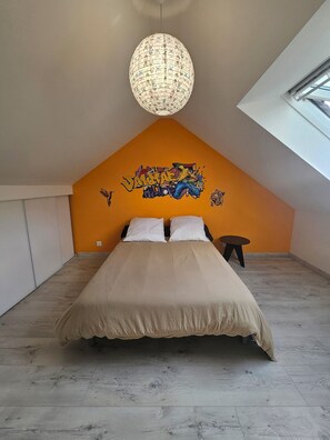 5 bedrooms, desk, travel cot, WiFi