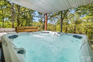 Outdoor spa tub - Blueberry Escape-Lakefront Family Cabin on Beaver Lake (Lowell)