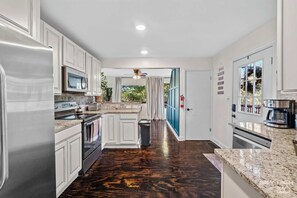 Jääkaappi, mikroaaltouuni, uuni, liesi