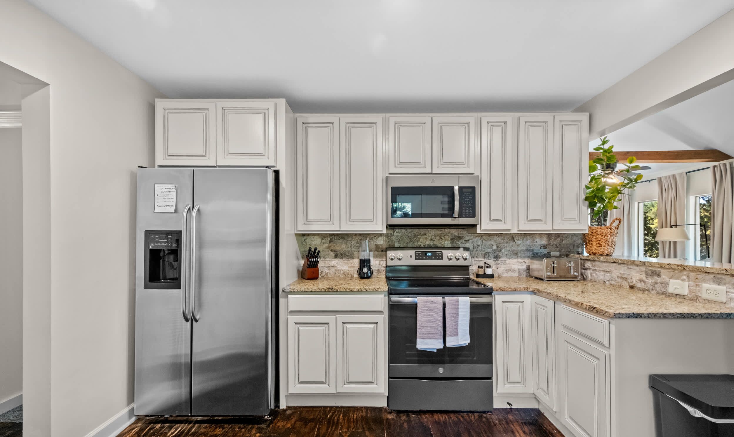 Frigorifero, microonde, forno, piano cottura