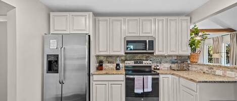 Réfrigérateur, four à micro-ondes, un four, surface de cuisson