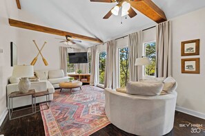 Televisión y oficina 