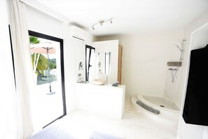Shower, hair dryer, bidet - My Rental Homes - Villa Seahorse private pool and air conditioning (Cala Llonga)