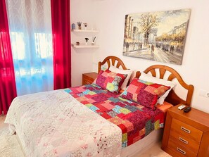 1 slaapkamer, een strijkplank/strijkijzer, gratis wifi, beddengoed