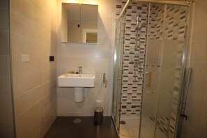 Douche, serviettes fournies