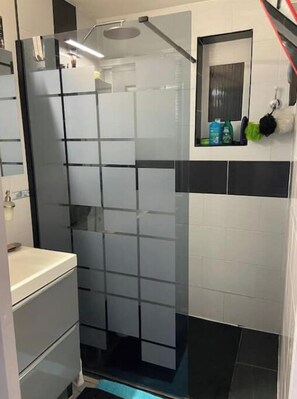 Dusche, Haartrockner, Toilettenpapier