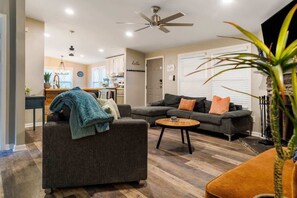 Smart-TV, Kamin, Arbeitsbereiche