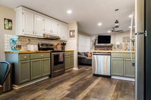 Frigorífico, microondas, horno y placa de cocina