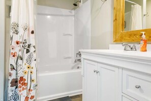 Dusche, Haartrockner, Handtücher, Shampoo
