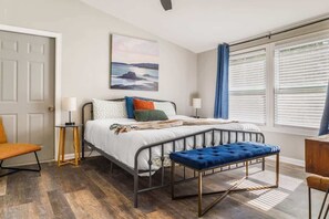 4 dormitorios, tabla de planchar con plancha, cuna de viaje