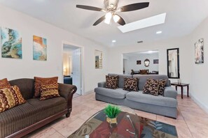 Smart TV - 5BR Family Oasis w/ Pool, Near Beach & Downtown (Hollywood)