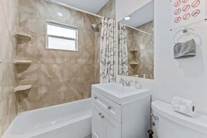 Douche, sèche-cheveux, serviettes fournies, savon