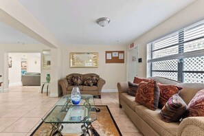 Smart TV - 5BR Family Oasis w/ Pool, Near Beach & Downtown (Hollywood)