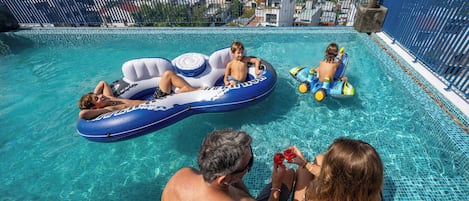 Piscine extérieure, parasols de plage, chaises longues