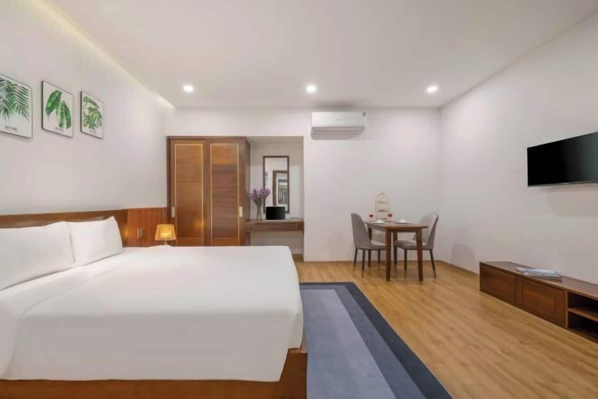 2 bedrooms, desk, laptop workspace, blackout curtains