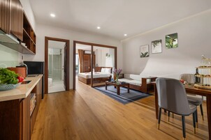 Apartamento sénior, 1 habitación, balcón | Zona de estar | Televisión LCD de 20 pulgadas con canales por cable