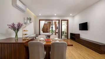 Apartamento família, 2 quartos, sacada | Área de estar | TV LCD 20 polegadas com canais a cabo