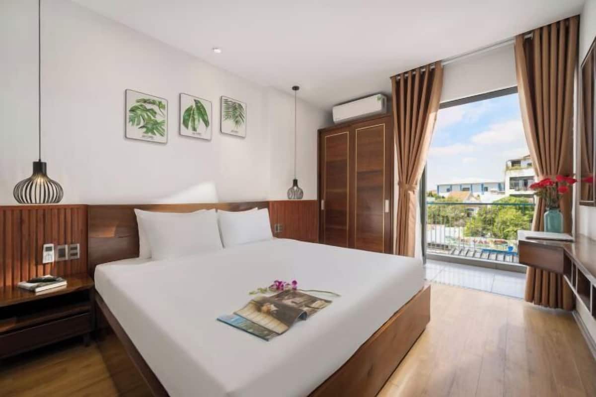 2 bedrooms, desk, laptop workspace, blackout curtains
