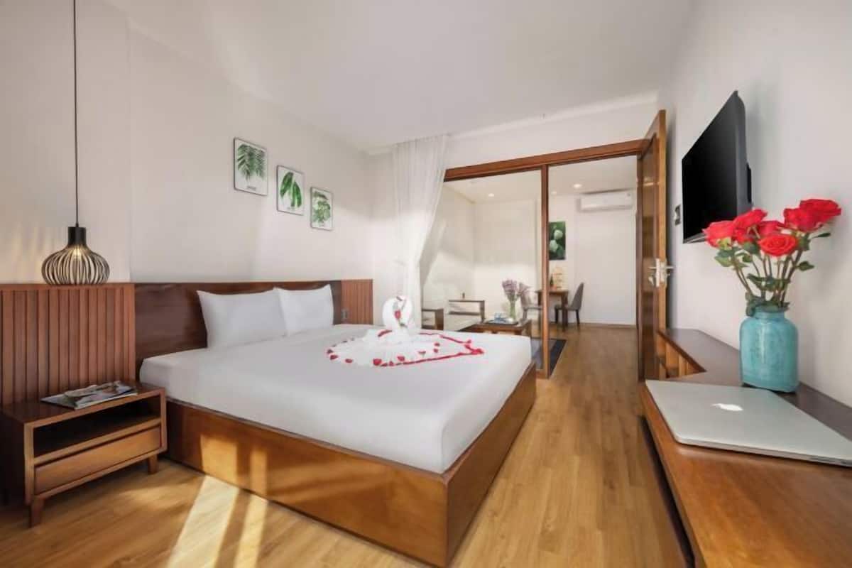 2 bedrooms, desk, laptop workspace, blackout curtains
