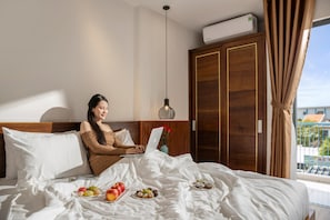 2 bedrooms, desk, laptop workspace, blackout drapes