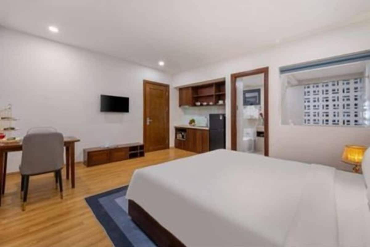 2 bedrooms, desk, laptop workspace, blackout curtains