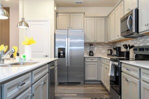 Réfrigérateur, four à micro-ondes, un four, surface de cuisson