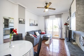 TV - Two-bedroom apartment within walking distance of the sea and the beach! (Torrevieja)